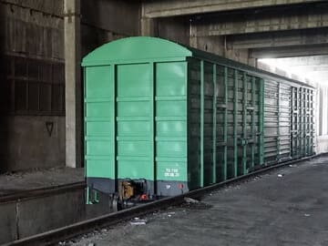 Разгрузка железнодорожного вагона со строительными материалами