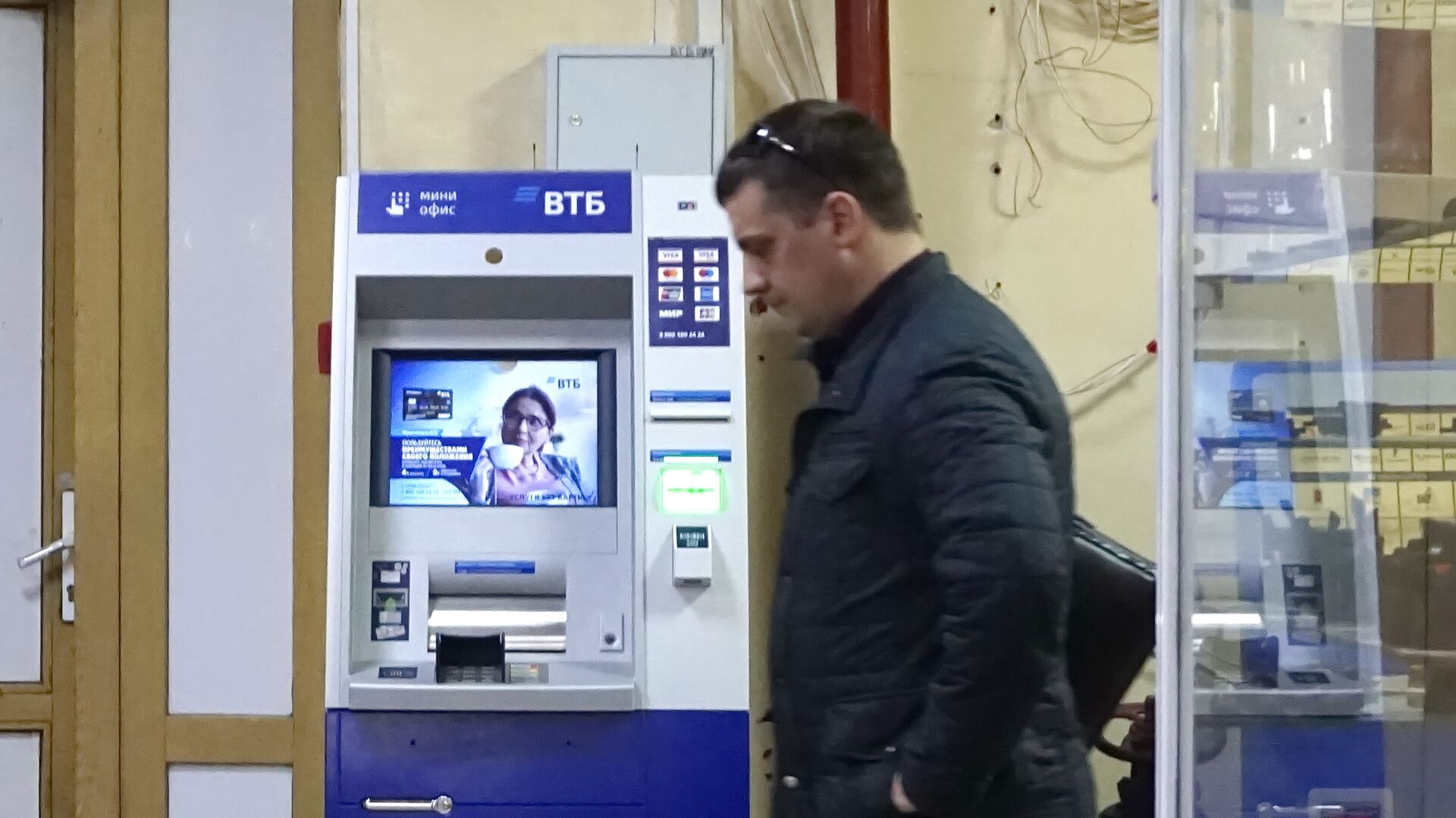 Посетители рынка «Сатурн» могут безопасно пользоваться банкоматом