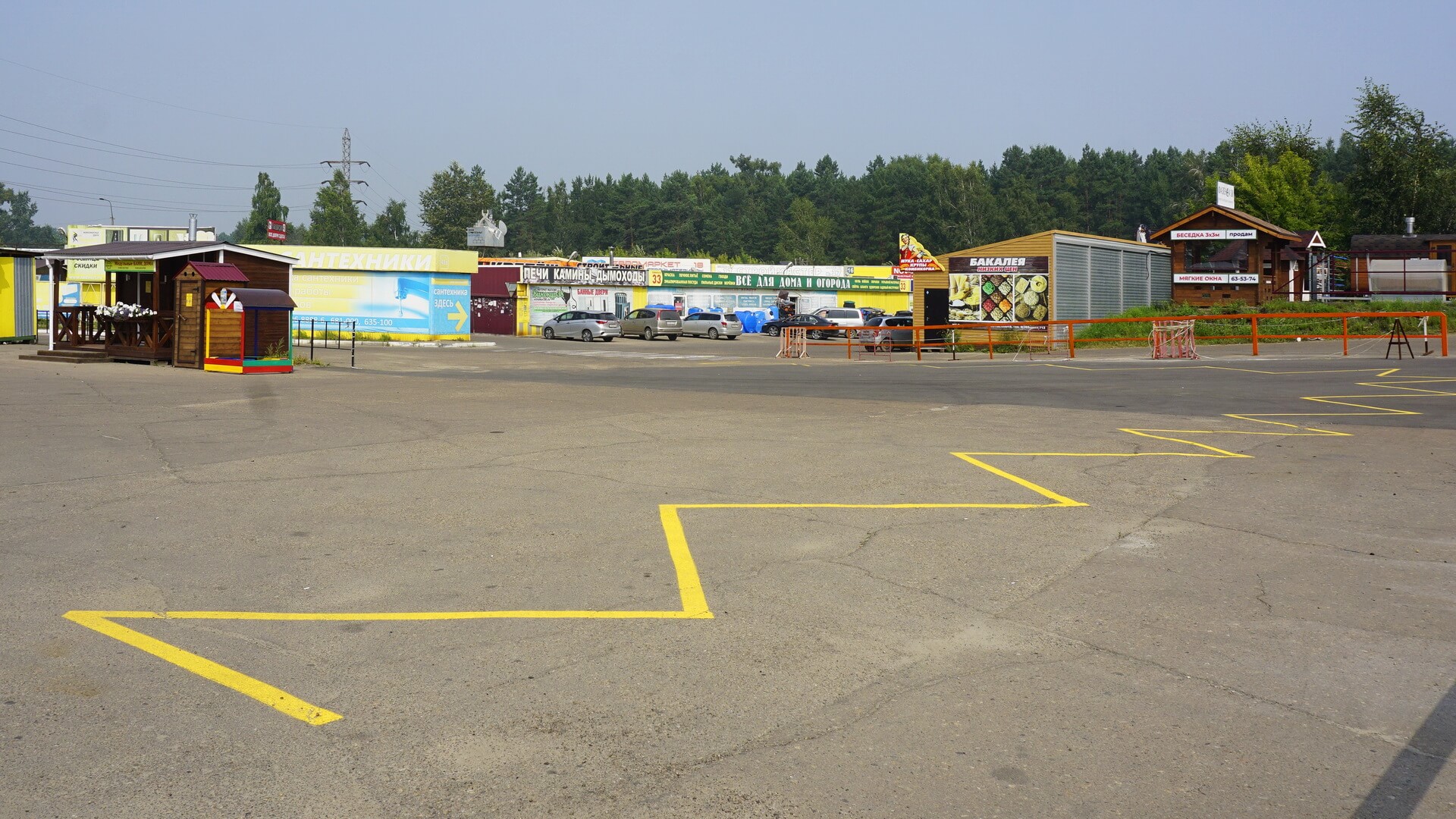 Место для новой остановки автобусных маршрутов № 10, 20 на центральной площади базы между продуктовым рынком «Торгсервис» и Торговым центром «Город Обои».