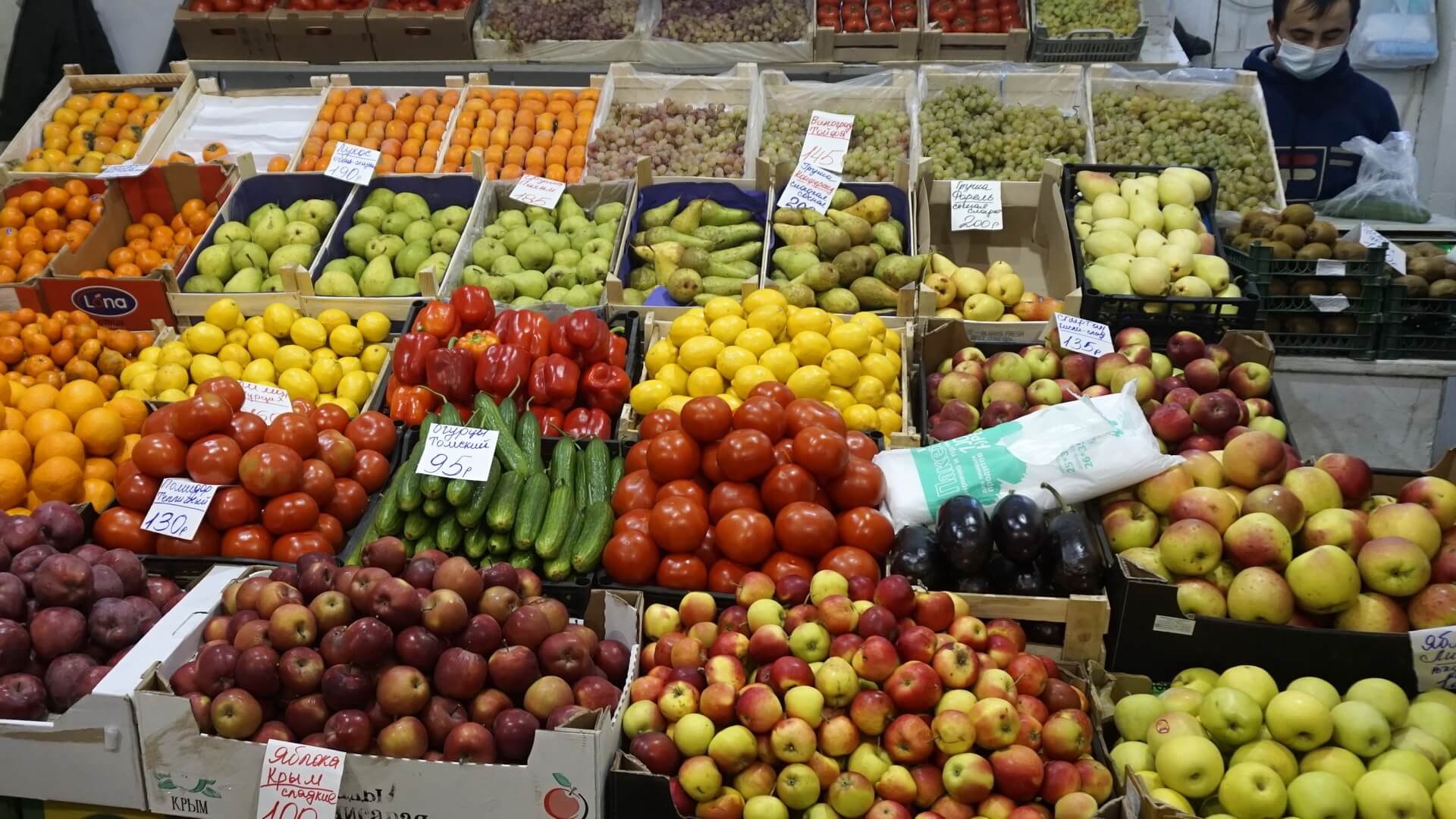 Аренда под фрукты. Фрукты на рынке. Овощи и фрукты на базаре. Овощной магазин. Павильон фрукты овощи фото.
