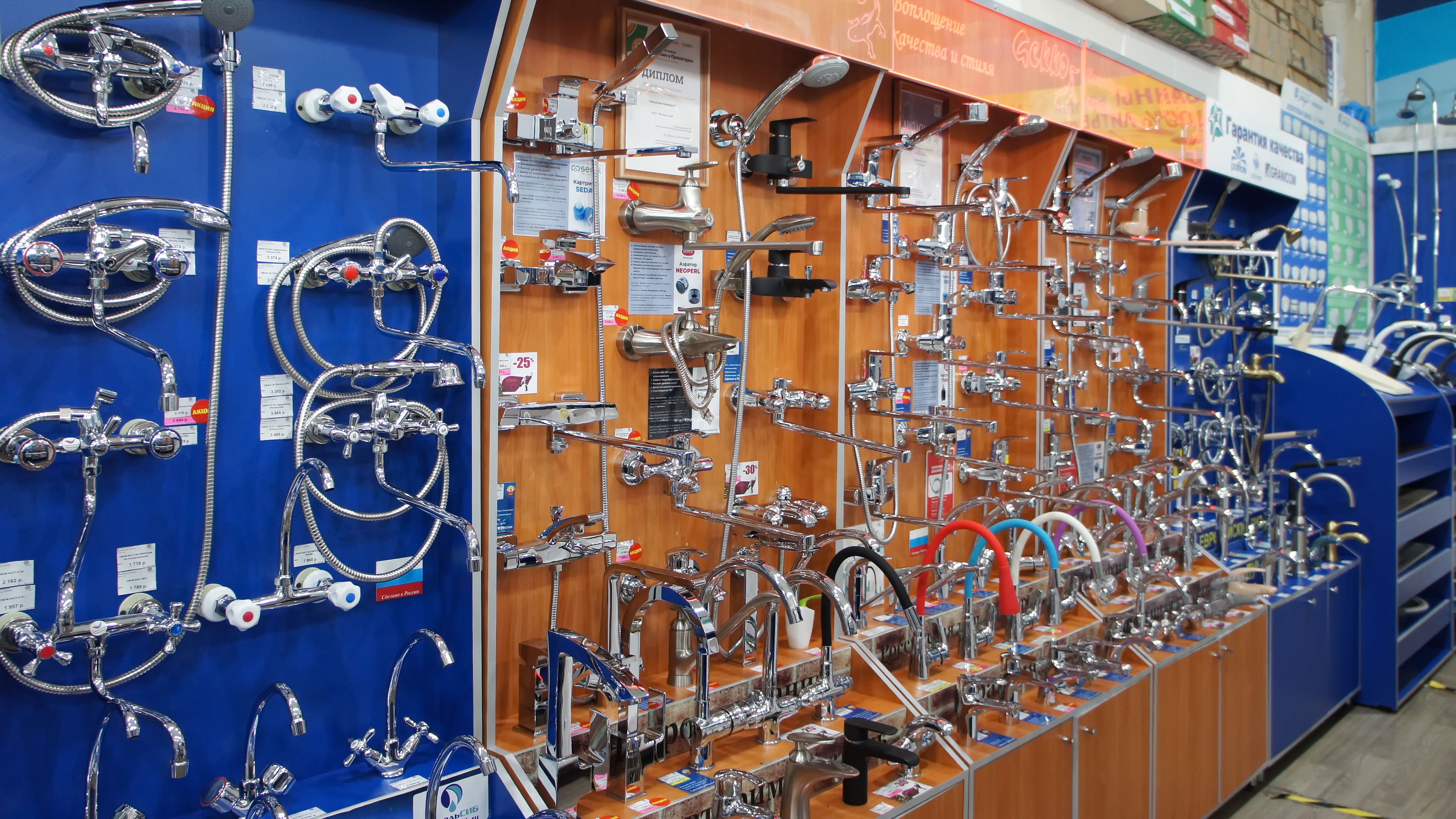 Большой выбор смесителей, лейки и душевые системы в магазине «Сантехника Мауро» в Ангарске.