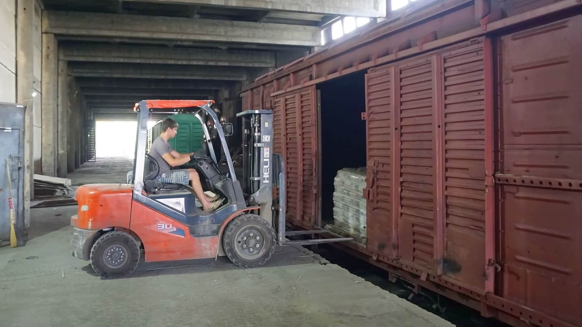 Разгрузка стройматериалов из вагона на складе «СТРОЙ-ROOM» в Ангарске